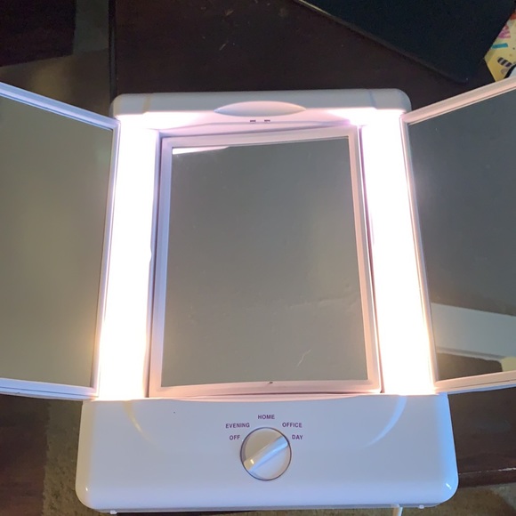 Light up Makeup mirror - Picture 3 of 6